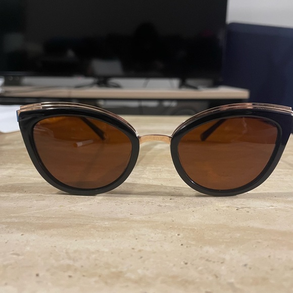 Muse Wilde Sunglasses - Black/Gold Frame - Picture 4 of 8